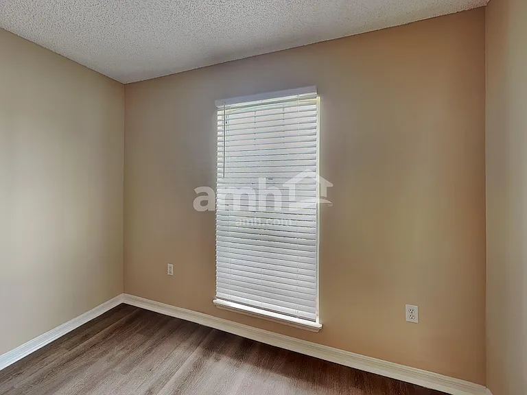 2056 Redwood Cir NE — Photo 11