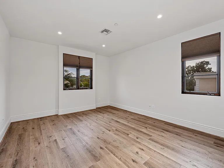 305 N Palm Dr — Photo 11