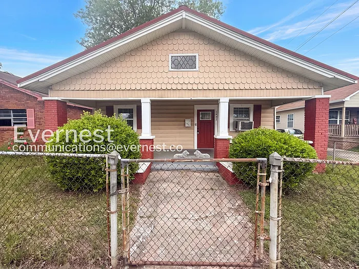 1402 Avenue E — Photo 1
