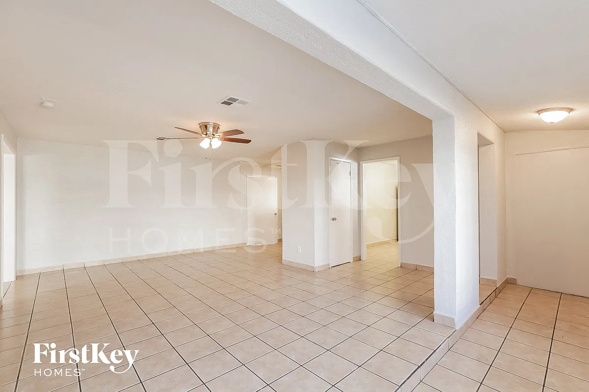 Building Photo - 3021 W Camelback Rd
