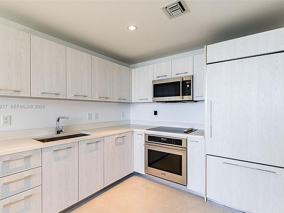 4th image of 45 SW 9th St APT 3302