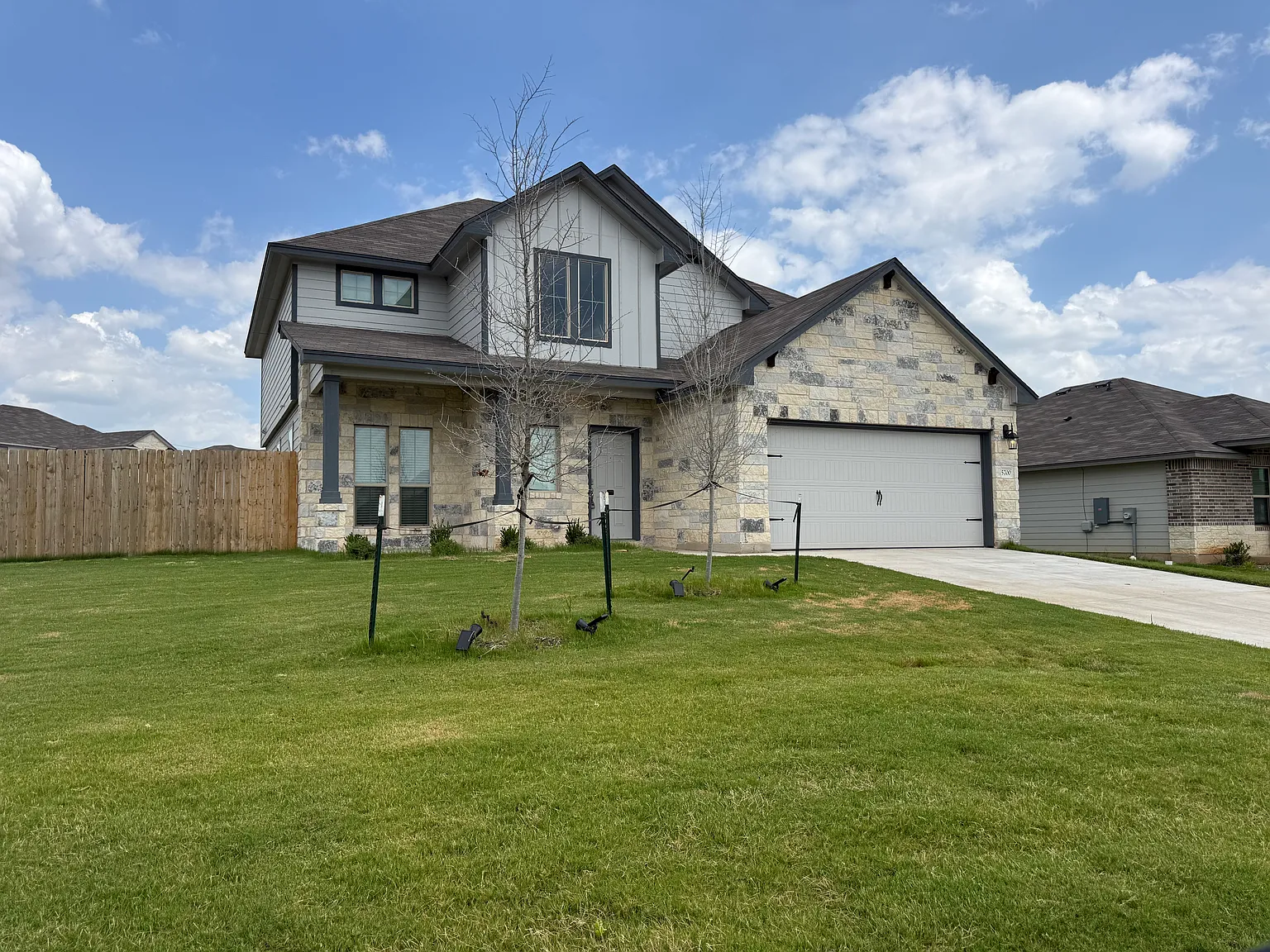 5 bed, 2.5 bath, 2572 sqft, $2,700 — Photo 3