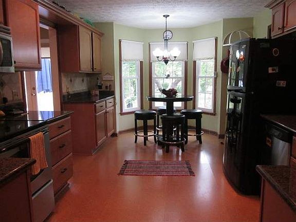 3rd image of 918 Hampton Ct