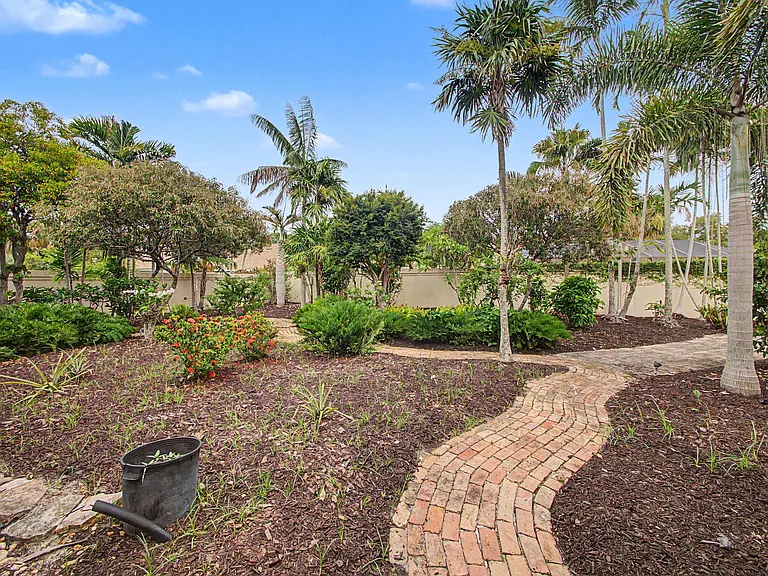 303 Leeward Dr — Photo 32