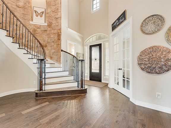 2nd image of 1409 Eminence Ln