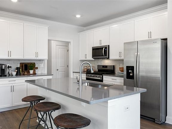 5th image of 126 Lemongrass Ln