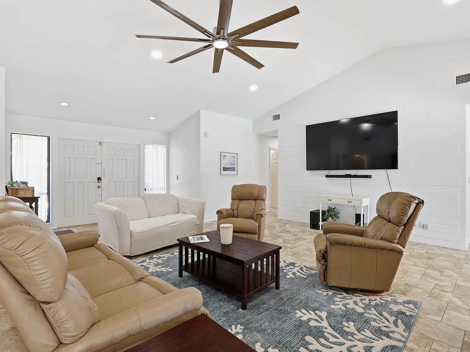 3 bed, 2.5 bath, 2068 sqft, $13,000 — Photo 3