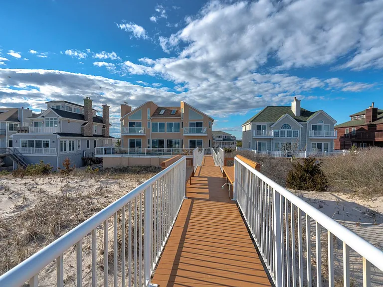 819 Dune Rd — Photo 15