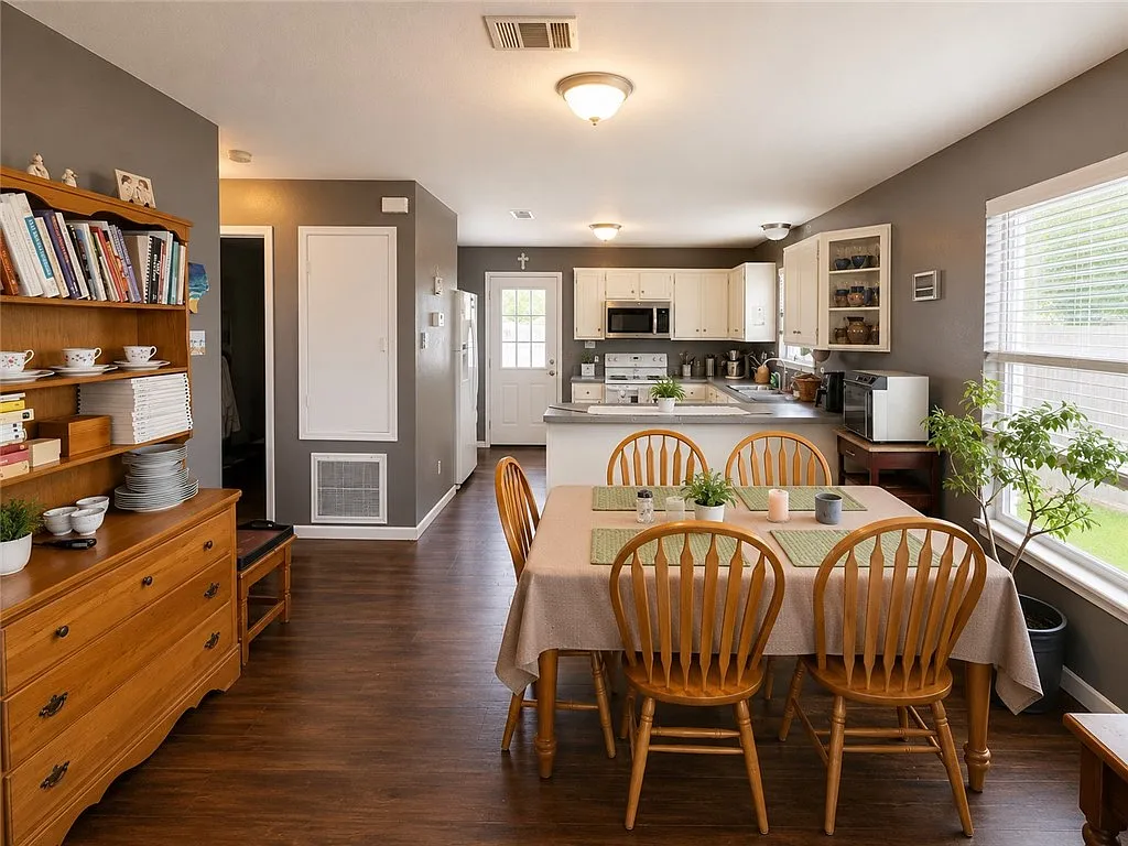 3 bed, 2.0 bath, 1292 sqft, $1,895 — Photo 4