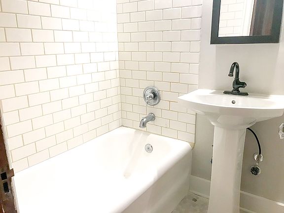 5th image of 5042 12th Ave NE APT 103