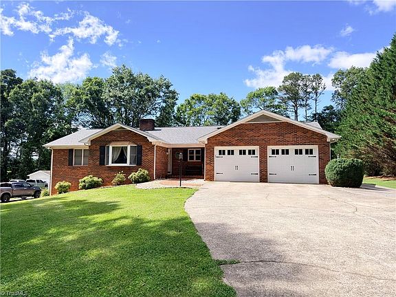 2nd image of 204 Windsor Park Dr