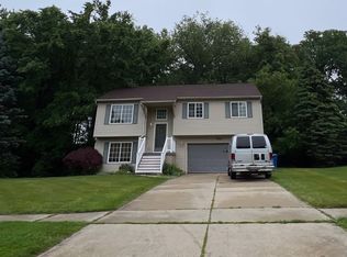 7296 Feather Ln, Waterford, MI 48327