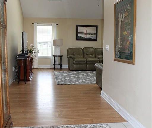 4th image of 2824 Parkwood Dr