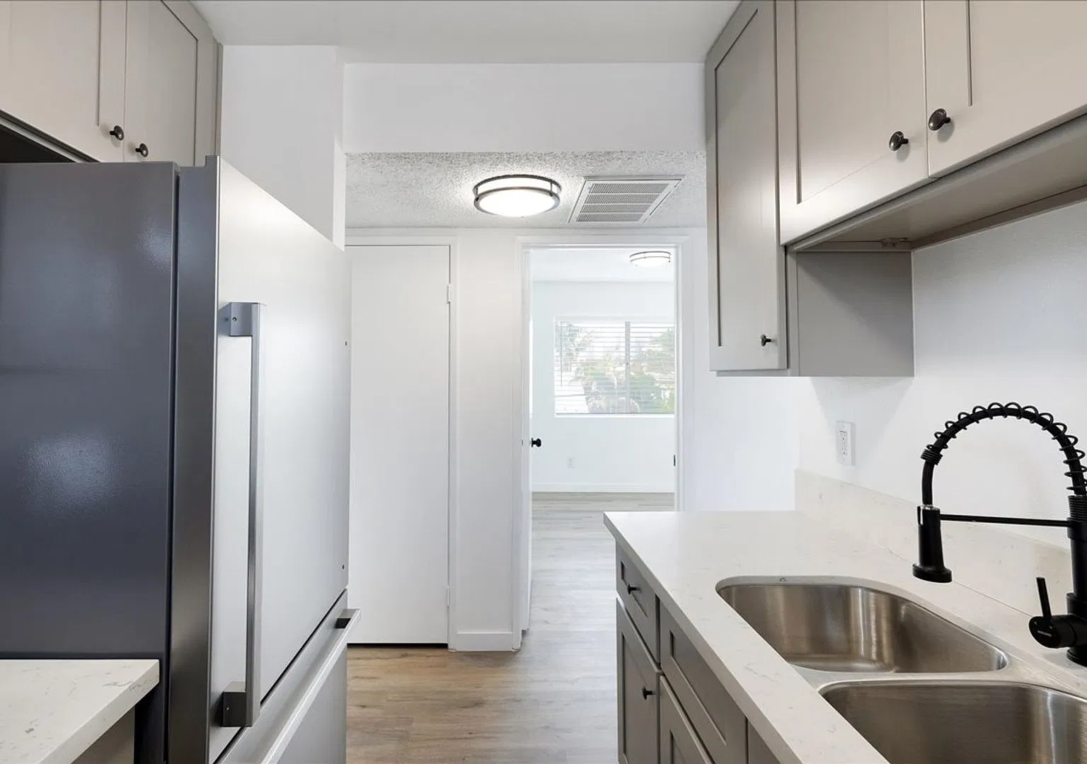 Beautiful Boyle Heights Apartment! — Photo 4