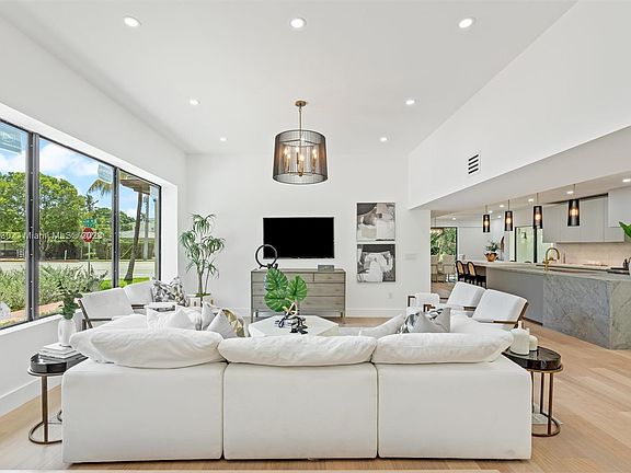 2nd image of 750 W 59th St