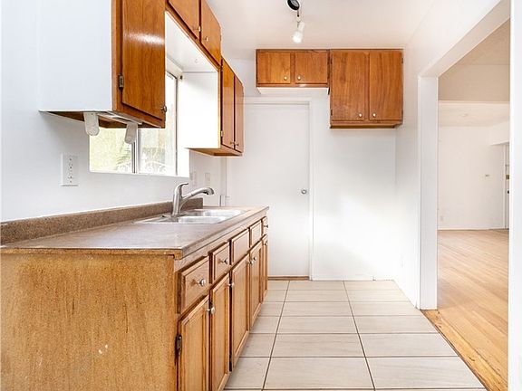 5th image of 358 E Piru St