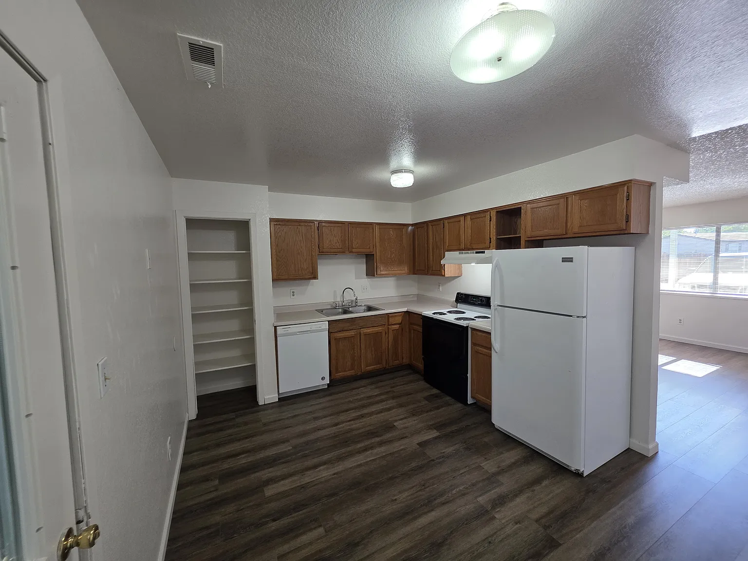 987 Iowa Ave - B — Photo 2