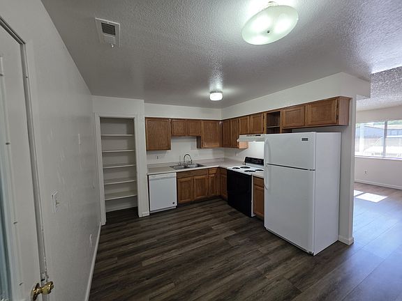 2nd image of 987 Iowa Ave #B