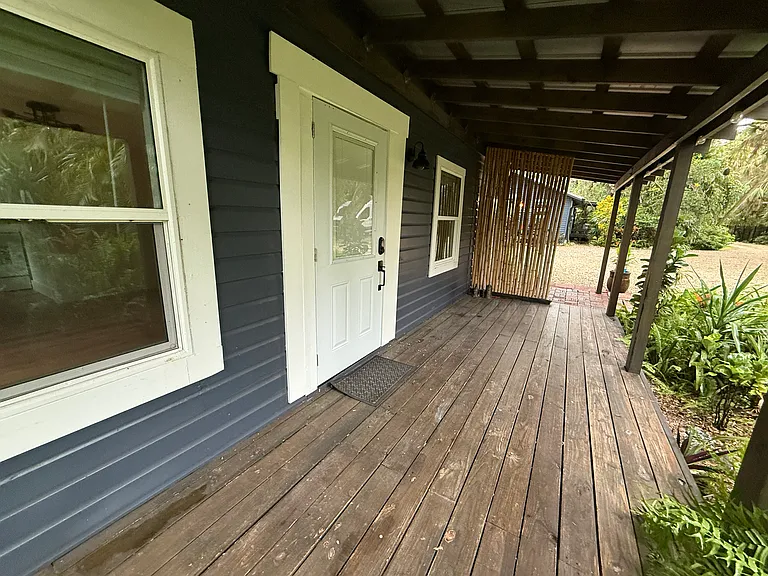 Private entrance with porch