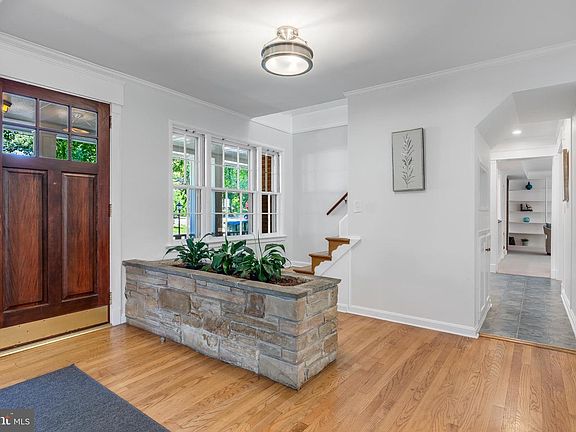 5th image of 2524 N Ridgeview Rd