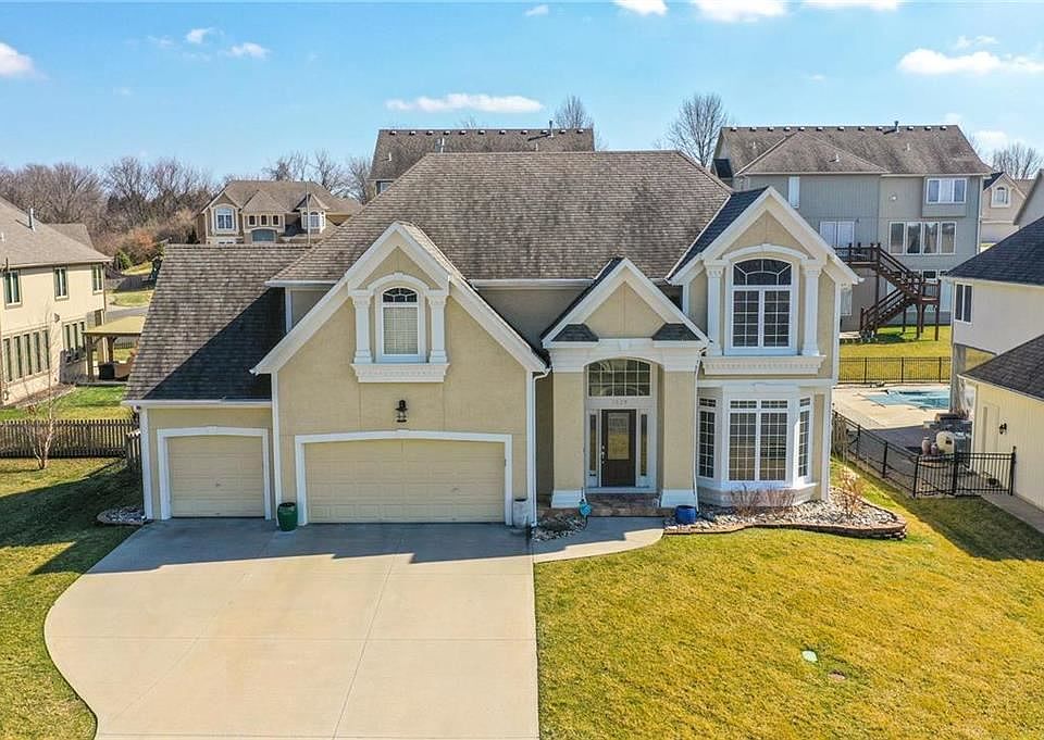 1st image of 1029 NE Serenity Ln