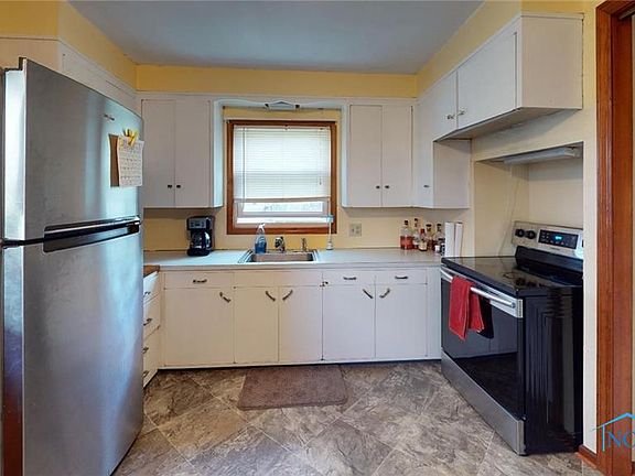 4th image of 18 Klahr St