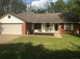 1002 N Douglas Dr, Claremore, OK 74017