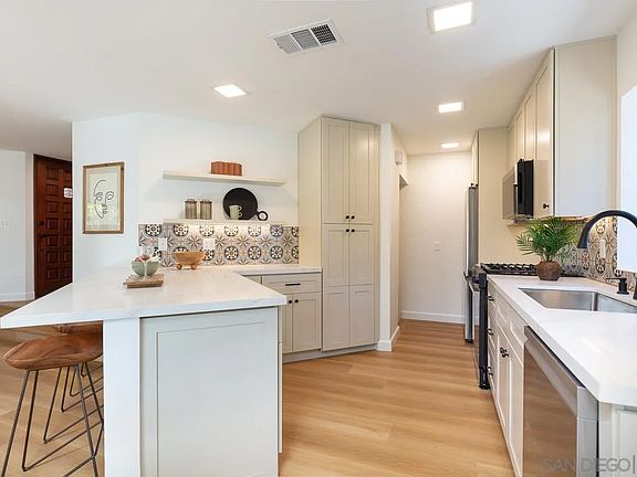 3rd image of 8662 Villa La Jolla Dr Unit 1