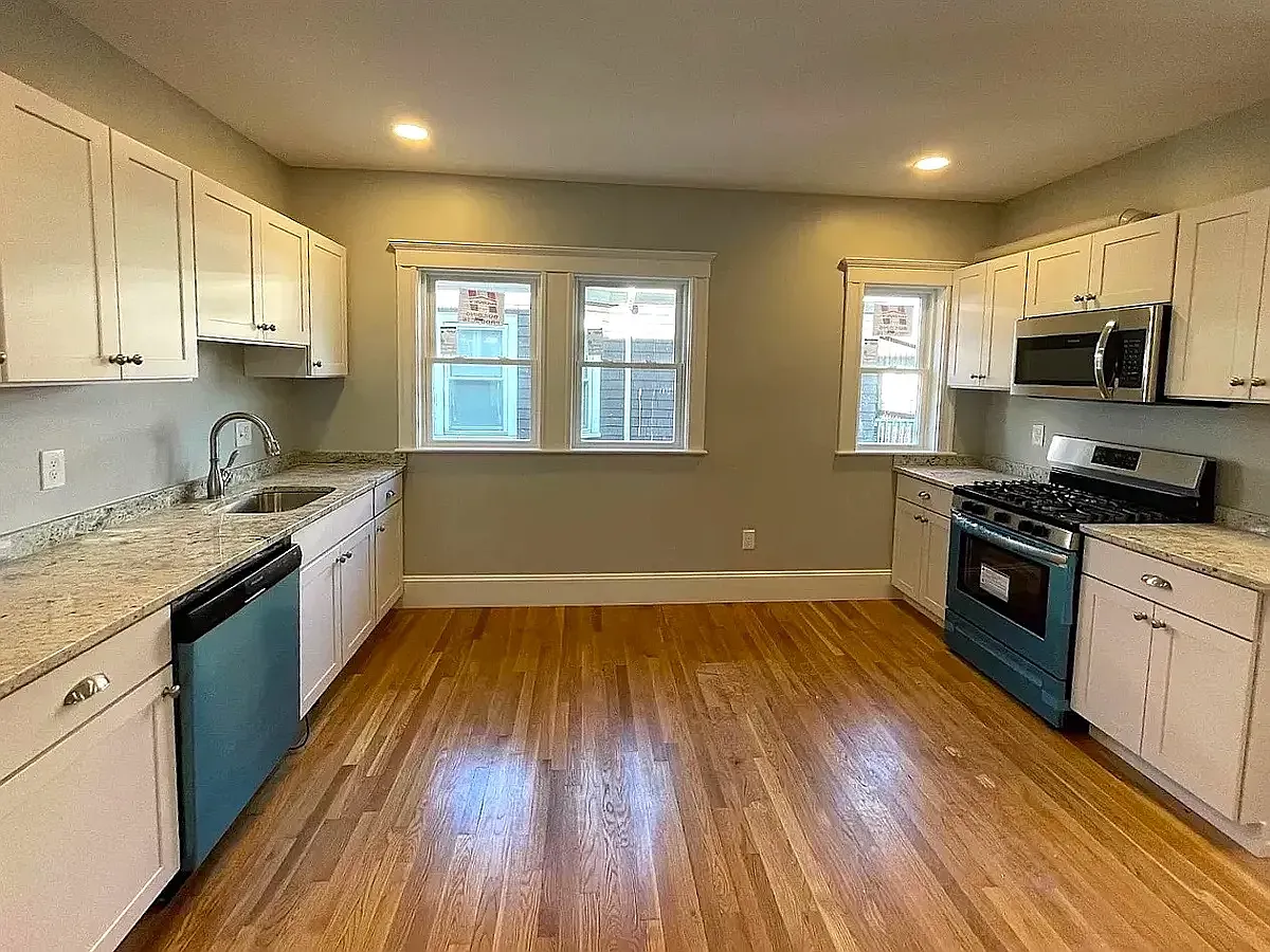 4 bed, $5,600 — Photo 3