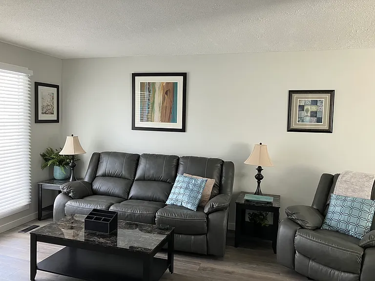 124 Anderson Close — Photo 4
