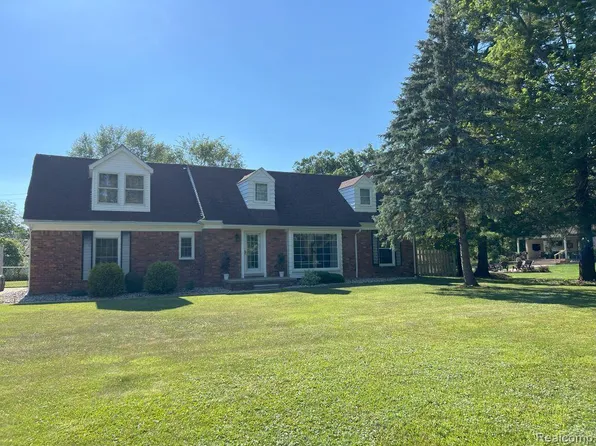 21370 Elder Ct, Grosse Ile, MI 48138