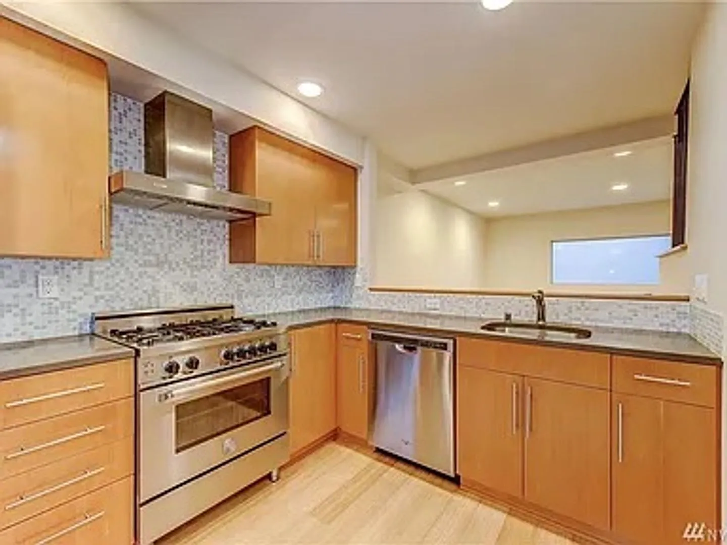 3BR WS Townhome w/ Oversized Windows! — Photo 4