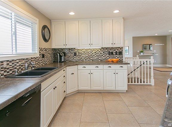 5th image of 406 N Crestview Dr