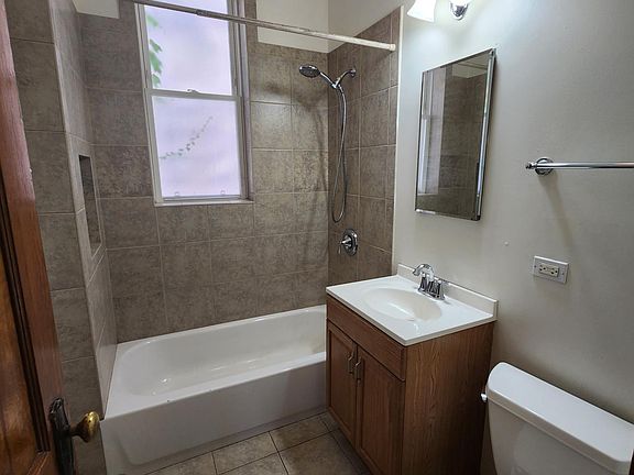 4th image of 2130 W Iowa St #1B