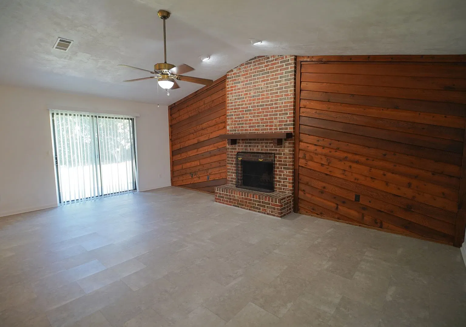 3 Bed / 2 Bath Home w/2 Car Garage in NW Neighborhood! — Photo 2