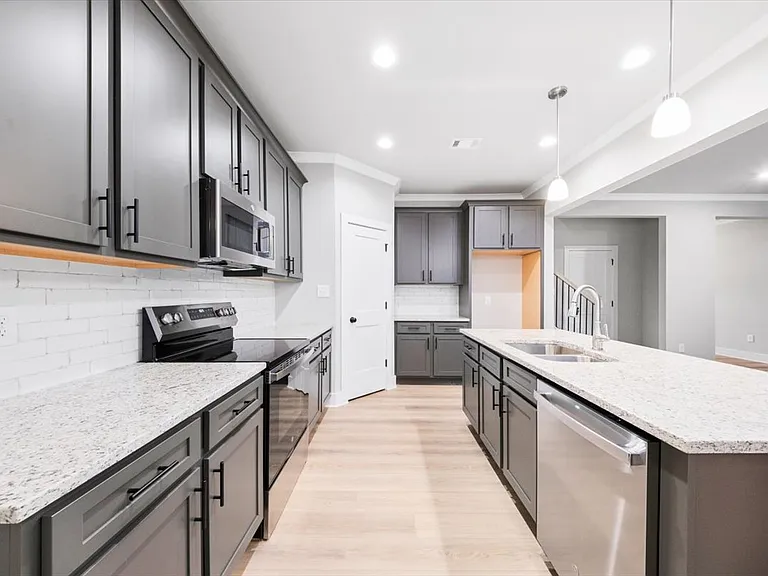 202 Railroad St — Photo 8