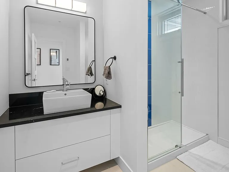 916 Lyall St #312 — Photo 14