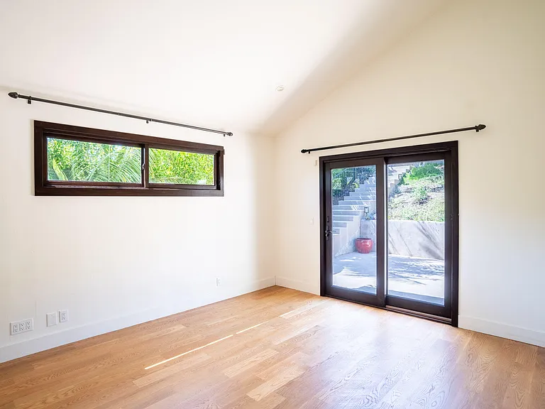 2521 Whitney Ave — Photo 14