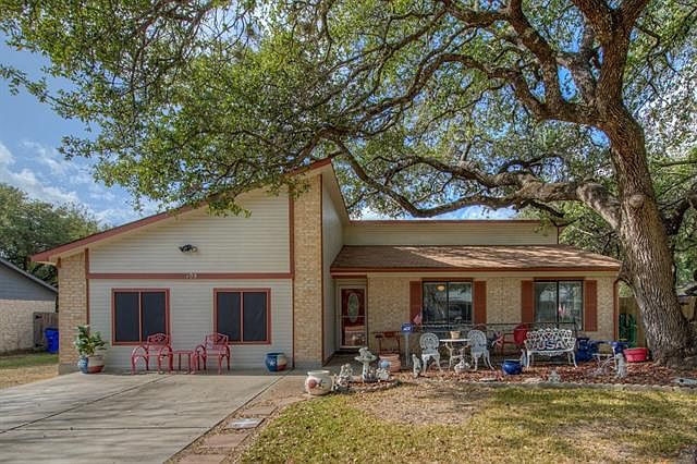 1st image of 105 S Kings Canyon Dr