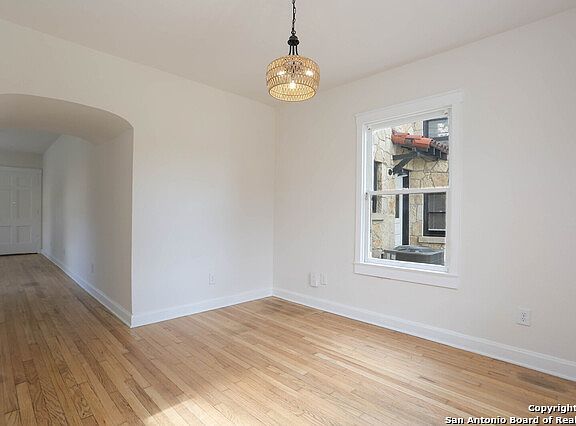 5th image of 633 Donaldson Ave