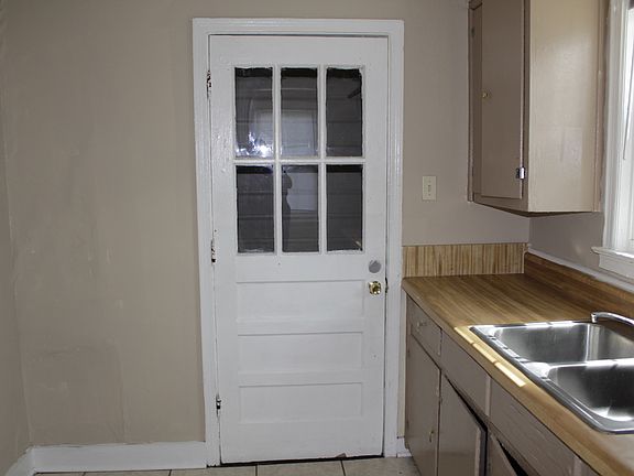 3rd image of 122 Eastview Dr
