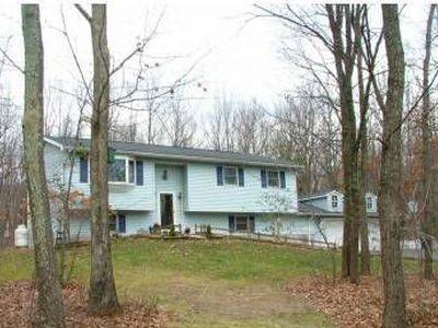 1011 Lakeside Dr, Effort, PA, 18330