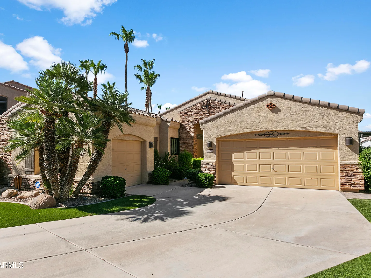 4 bed, 2.5 bath, 2460 sqft, $6,500 — Photo 3
