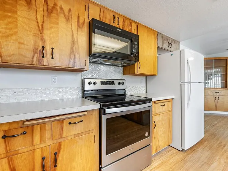 688 W State St — Photo 14