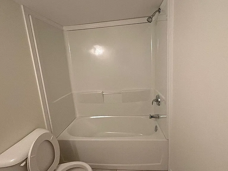 10.5 Dufferin St #16 — Photo 18