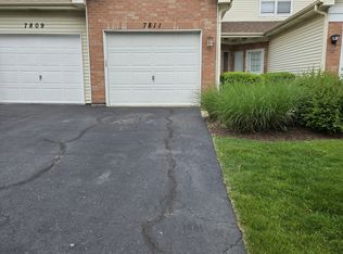 7811 Darien Lake Dr, Darien, IL 60561