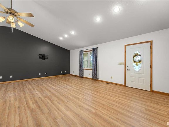 3rd image of 305 Candlelight Ln