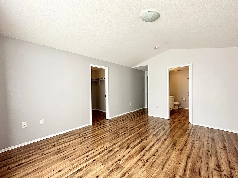 561 NW Mitchell Ct — Photo 9