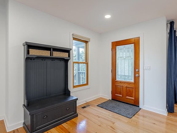 4th image of 106 Everett St