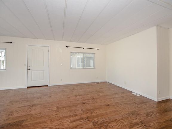 4th image of 10 Leisureville Cir